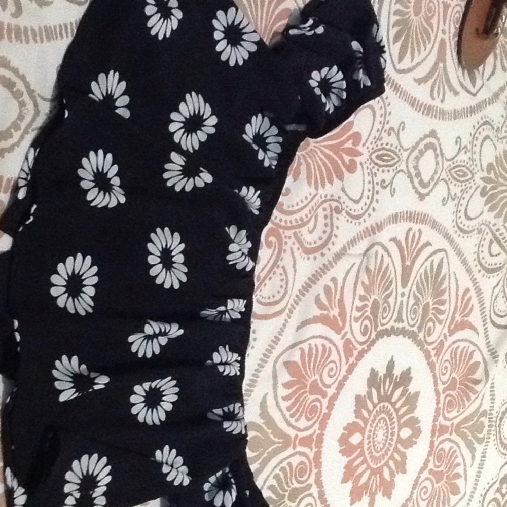 Black daisy top